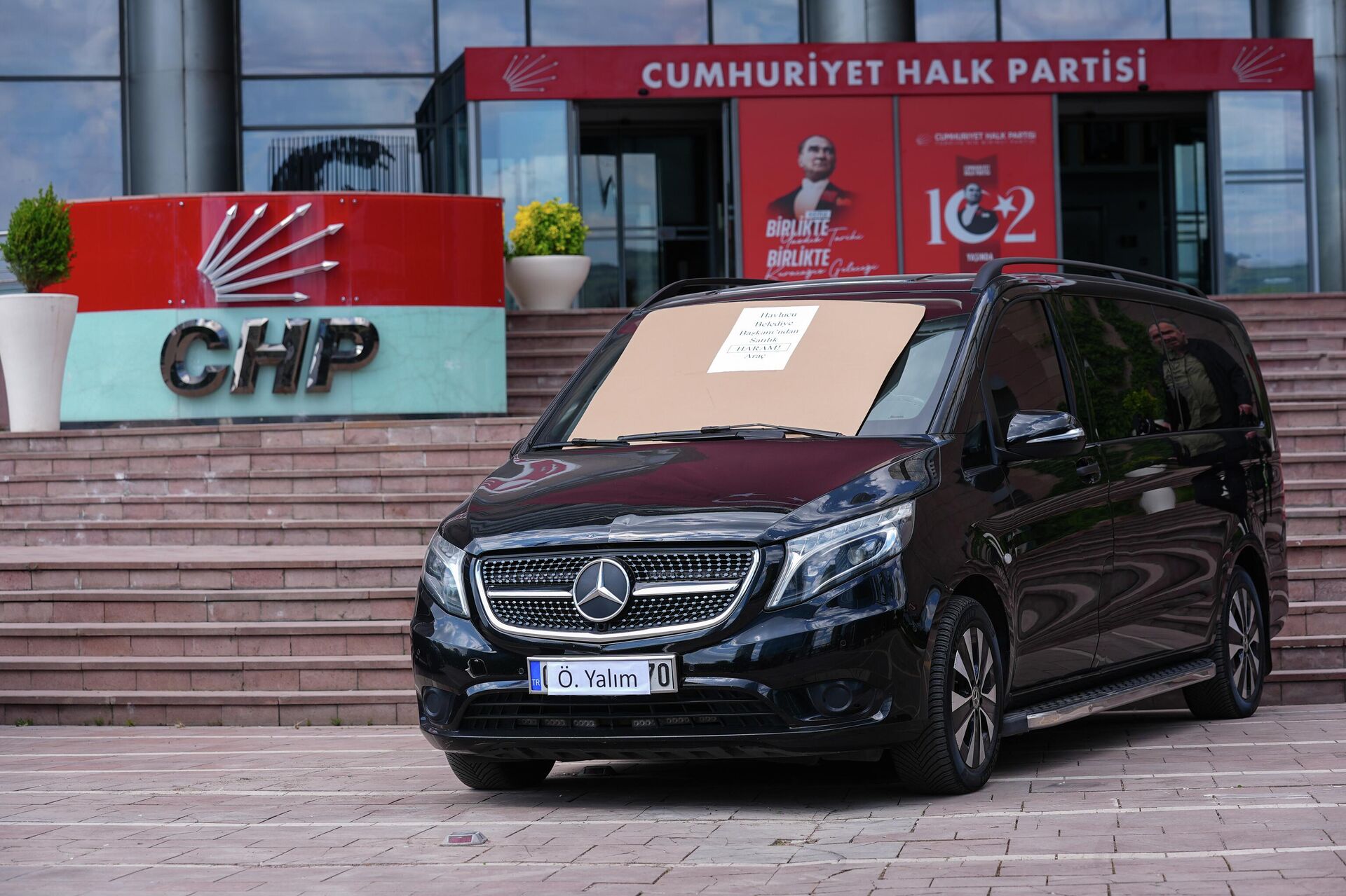 CHP'de iki lüks minibüs satışa çıkarıldı - Sputnik Türkiye, 1920, 27.05.2026