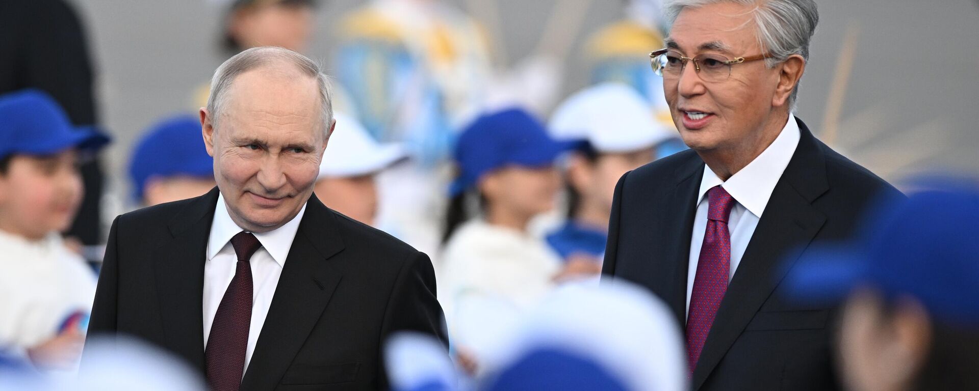 Президент РФ Владимир Путин и президент Казахстана Касым-Жомарт Токаев во время встречи в международном аэропорту имени Нурсултана Назарбаева в Астане - Sputnik Türkiye, 1920, 28.05.2026