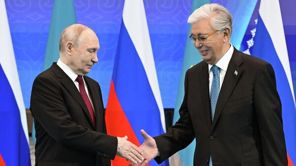 Владимир Путин и Касым-Жомарт Токаев в Астане  - Sputnik Türkiye