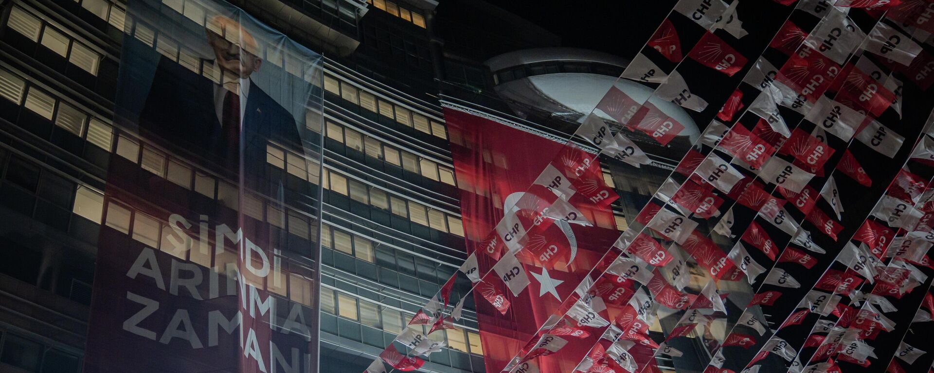 CHP Genel Merkezi'ne Kemal Kılıçdaroğlu afişi asıldı - Sputnik Türkiye, 1920, 29.05.2026
