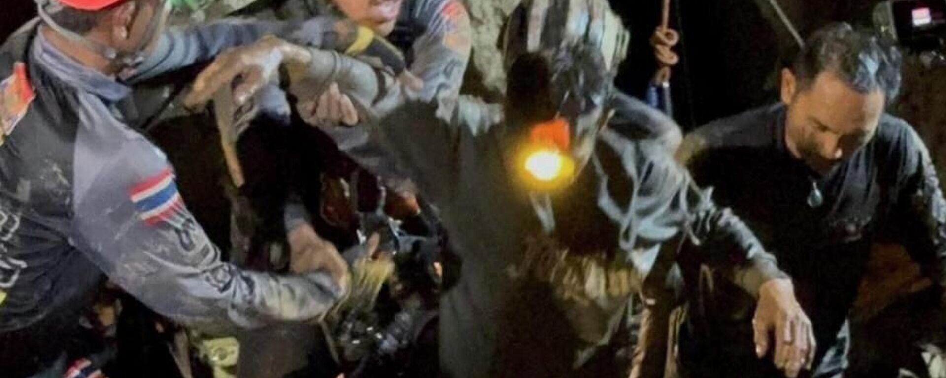Rescuers bring a person out as the rescue team works to save trapped people in a cave in Xaisomboun Province, Laos - Sputnik Türkiye, 1920, 30.05.2026