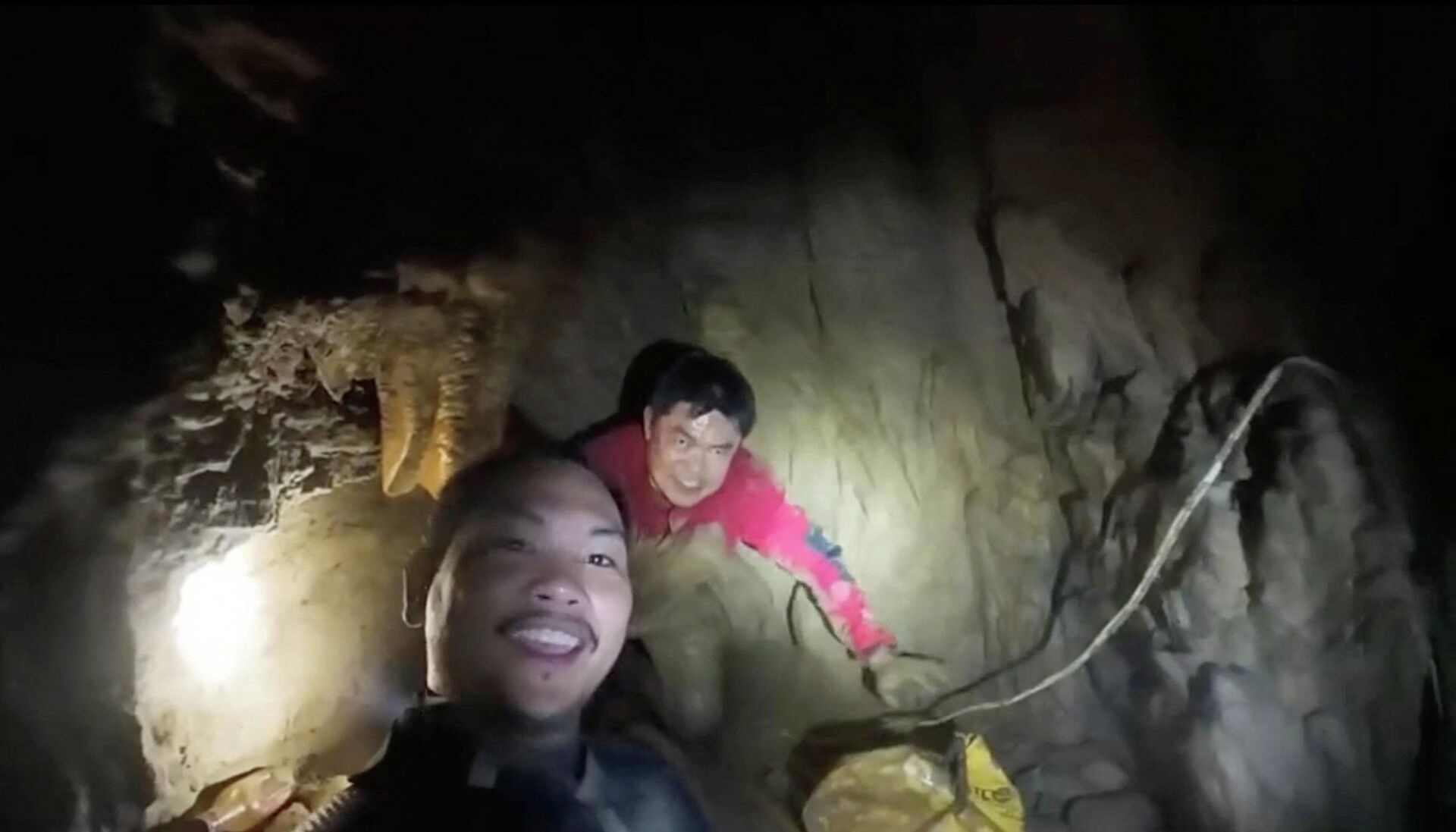 Kru Benz and Lee Kian Lie, Malaysian cave divers react on camera as they go inside a cave to deliver food, water, and blankets to the people trapped inside - Sputnik Türkiye, 1920, 30.05.2026