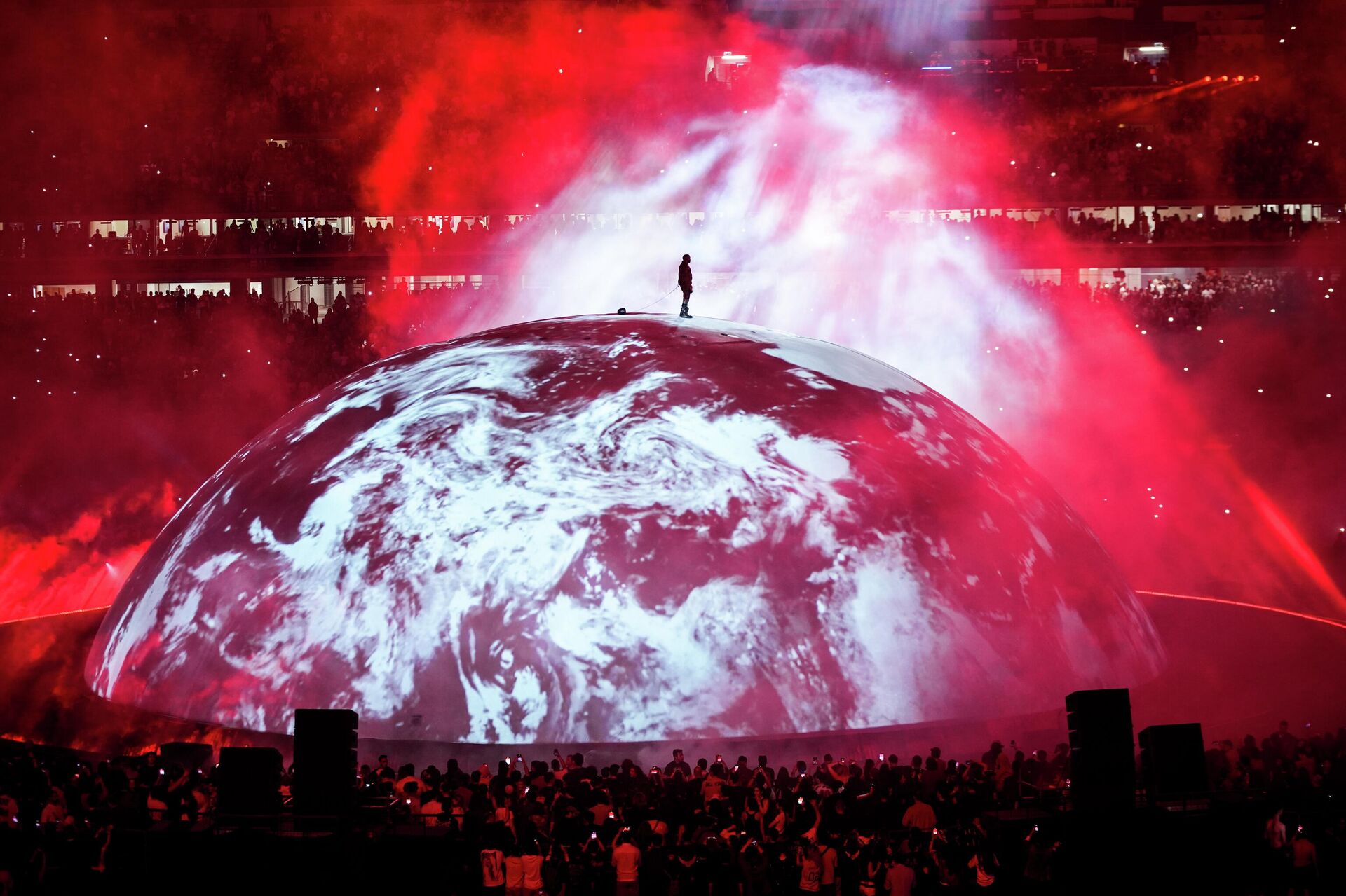 Kanye West İstanbul'da konser verdi: Yaklaşık 120 bin kişi izledi, ünlüler akın etti - Sputnik Türkiye, 1920, 31.05.2026
