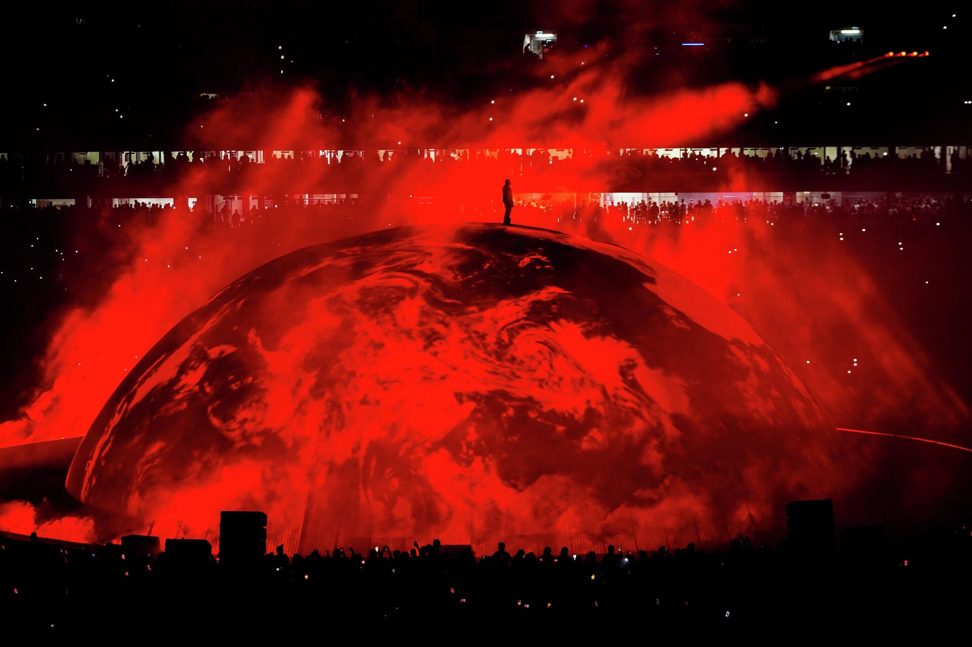 Kanye West İstanbul'da konser verdi: Yaklaşık 120 bin kişi izledi, ünlüler akın etti - Sputnik Türkiye, 1920, 31.05.2026