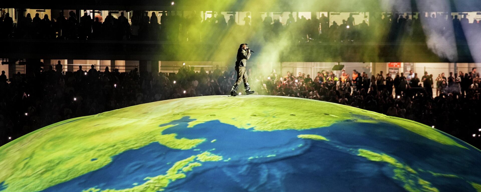 Kanye West İstanbul'da konser verdi: Yaklaşık 120 bin kişi izledi, ünlüler akın etti - Sputnik Türkiye, 1920, 31.05.2026