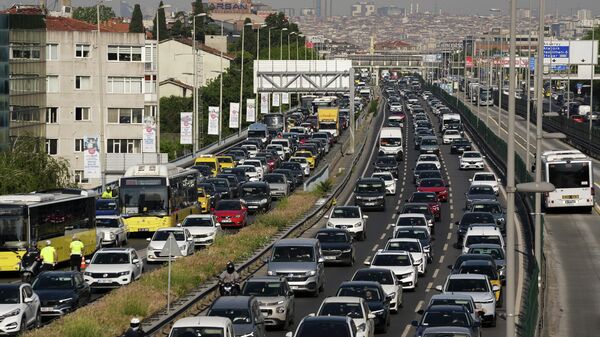 Bayram tatili bitti, İstanbul trafiği kilitlendi: Yoğunluk yüzde 60’a ulaştı - Sputnik Türkiye