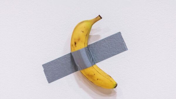Maurizio Cattelan'ın Komedi adını verdiği 'Duvara Bantlanmış Muz' eseri - Sputnik Türkiye