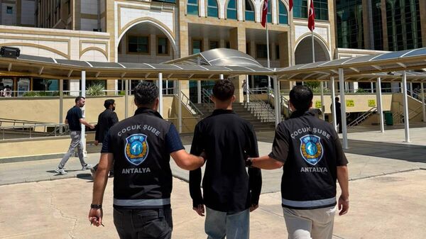 Antalya'da sosyal medya üzerinden suç içerikli paylaşım yapan şüpheli gözaltına alındı - Sputnik Türkiye