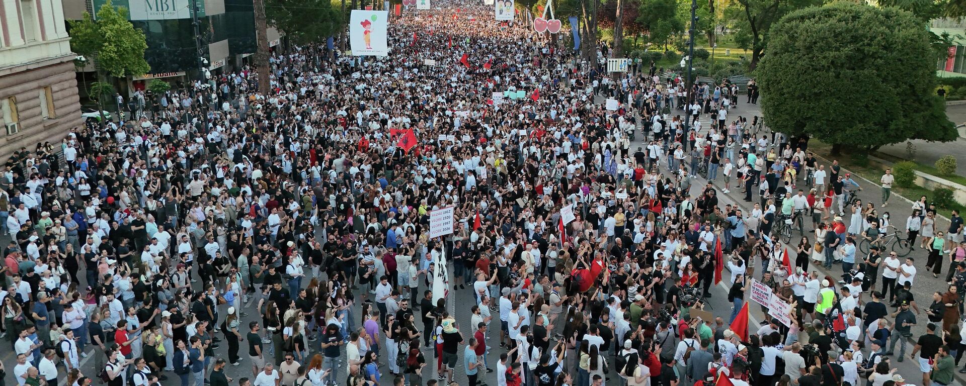 Tiran'da 'Arnavutluk satılık değildir' sloganıyla geniş çaplı protestolar düzenlendi - Sputnik Türkiye, 1920, 03.06.2026