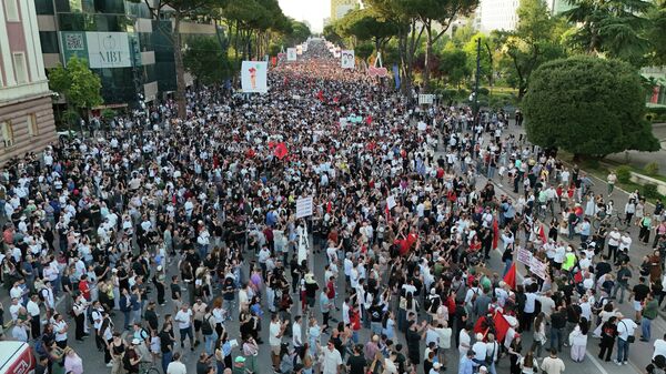 Tiran'da 'Arnavutluk satılık değildir' sloganıyla geniş çaplı protestolar düzenlendi - Sputnik Türkiye