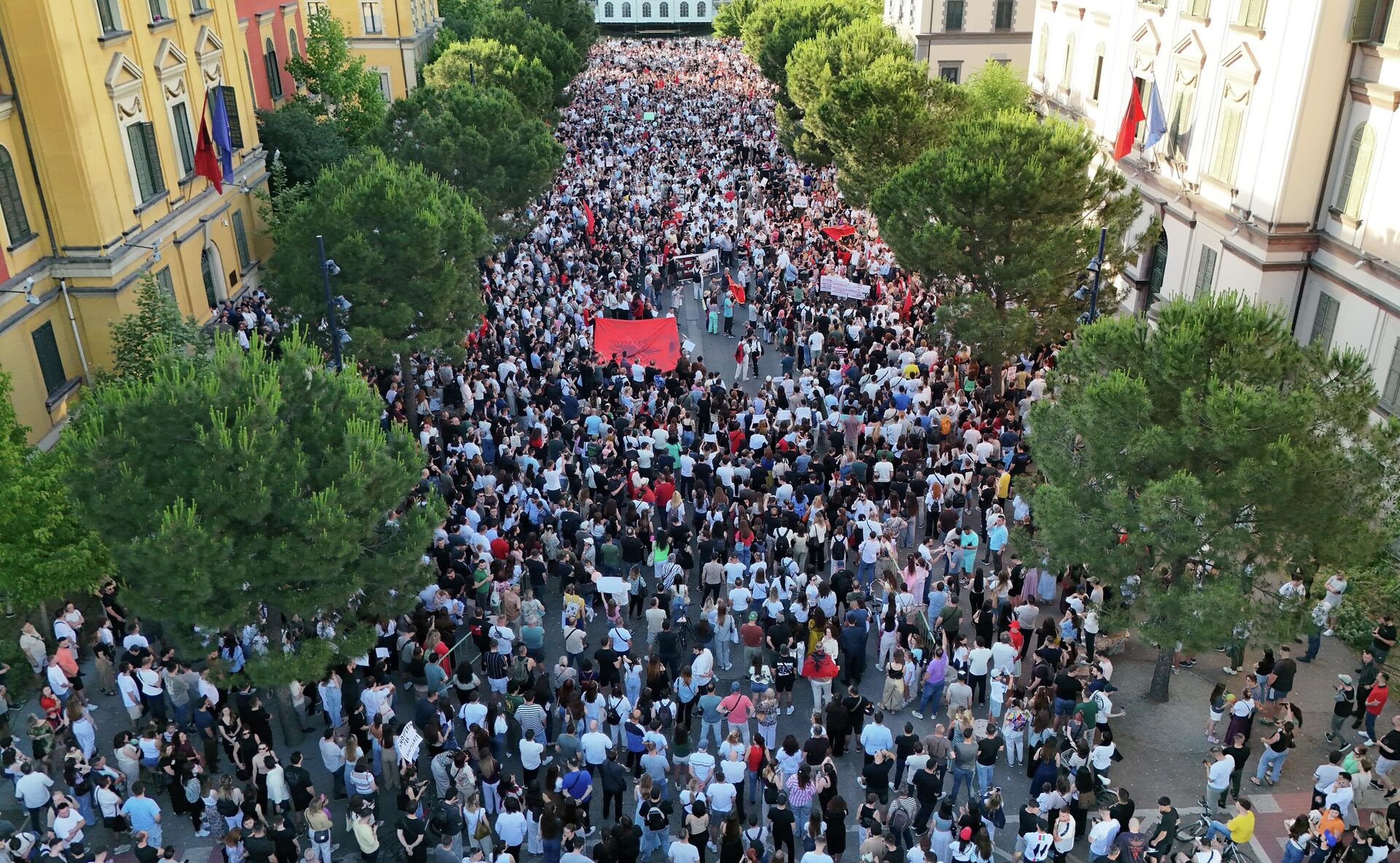 Tiran'da 'Arnavutluk satılık değildir' sloganıyla geniş çaplı protestolar düzenlendi - Sputnik Türkiye, 1920, 03.06.2026