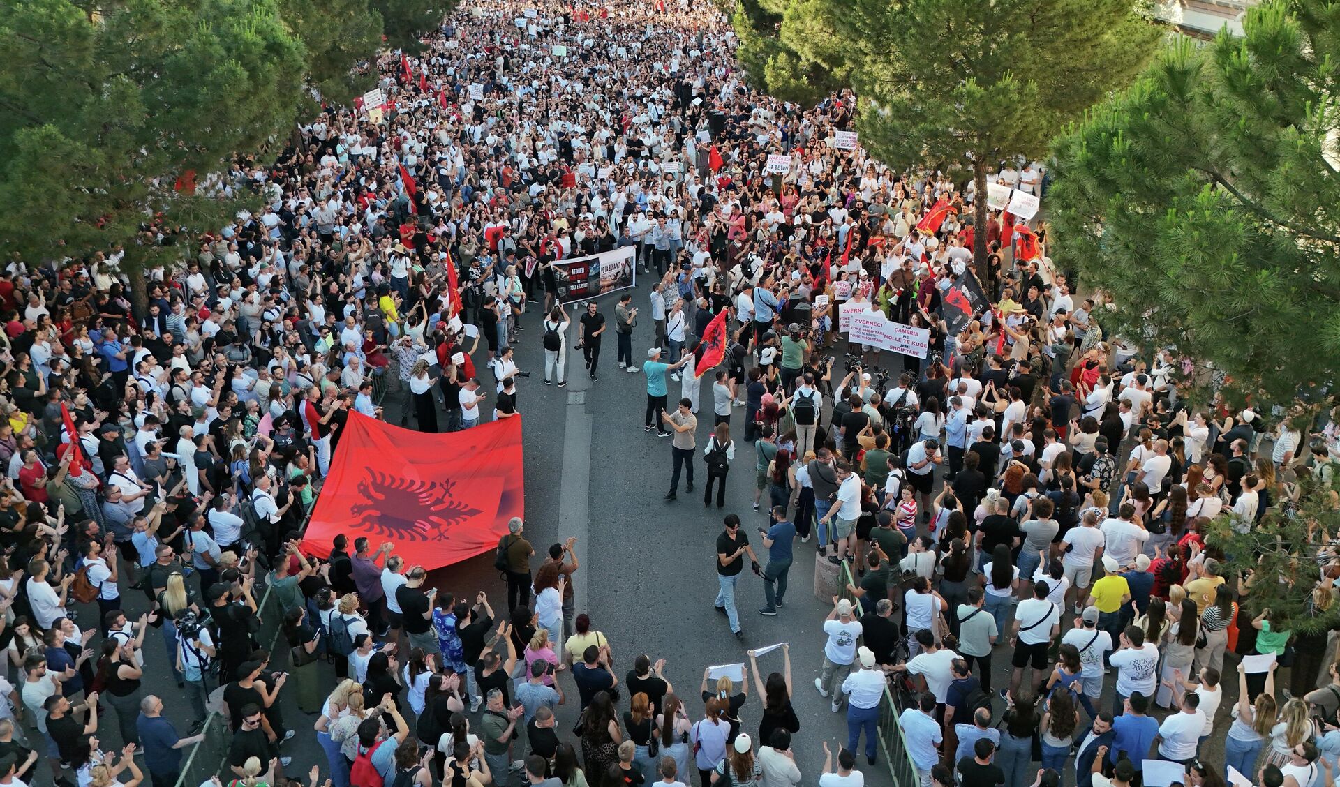 Tiran'da 'Arnavutluk satılık değildir' sloganıyla geniş çaplı protestolar düzenlendi - Sputnik Türkiye, 1920, 03.06.2026