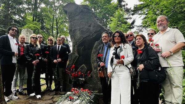 Nazım Hikmet Ran mezarı başında anıldı - Sputnik Türkiye