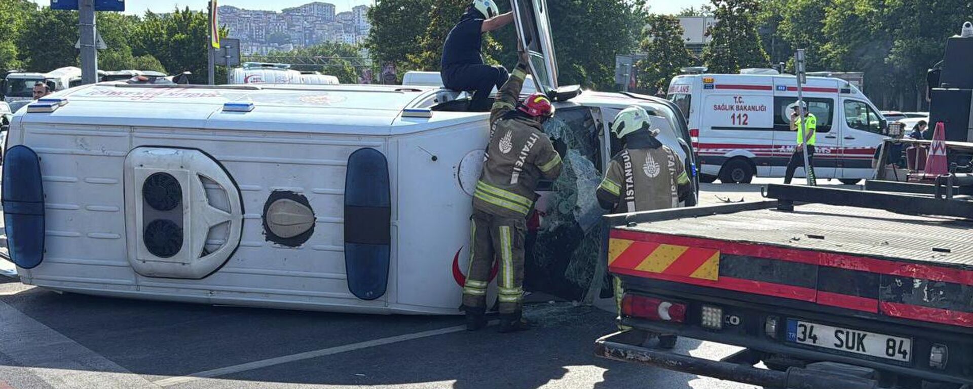 Kağıthane İmrahor Caddesi'nde ihbara giderken motosikletle çarpışan ambulans devrildi - Sputnik Türkiye, 1920, 05.06.2026