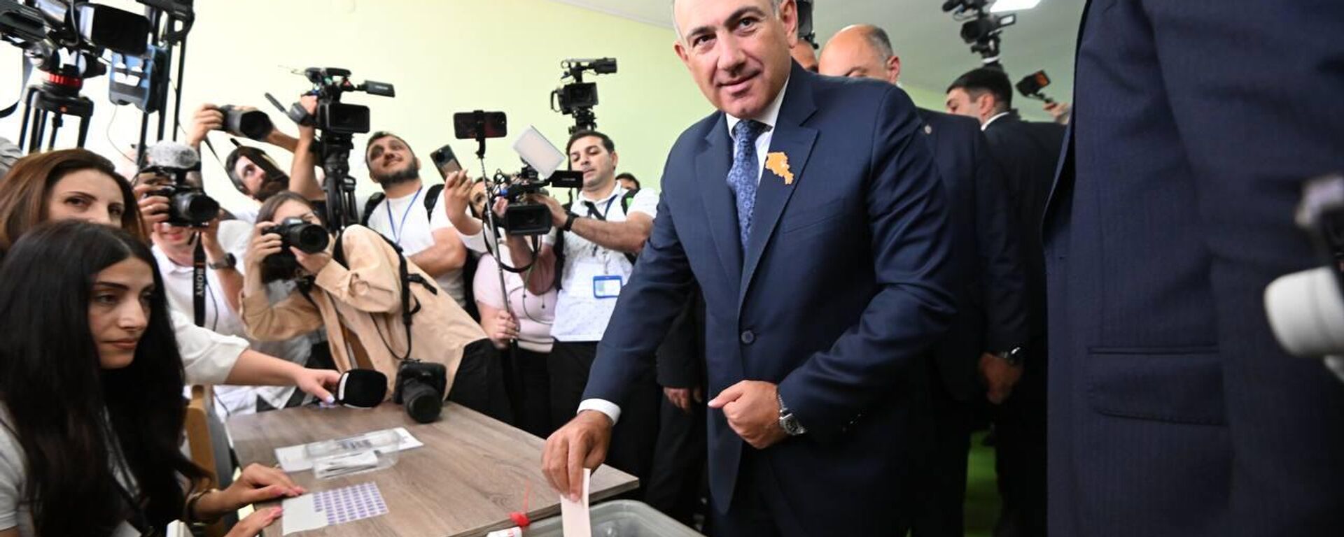 Никол Пашинян голосует в день парламентских выборов (7 июня 2026). Еревaн - Sputnik Türkiye, 1920, 07.06.2026