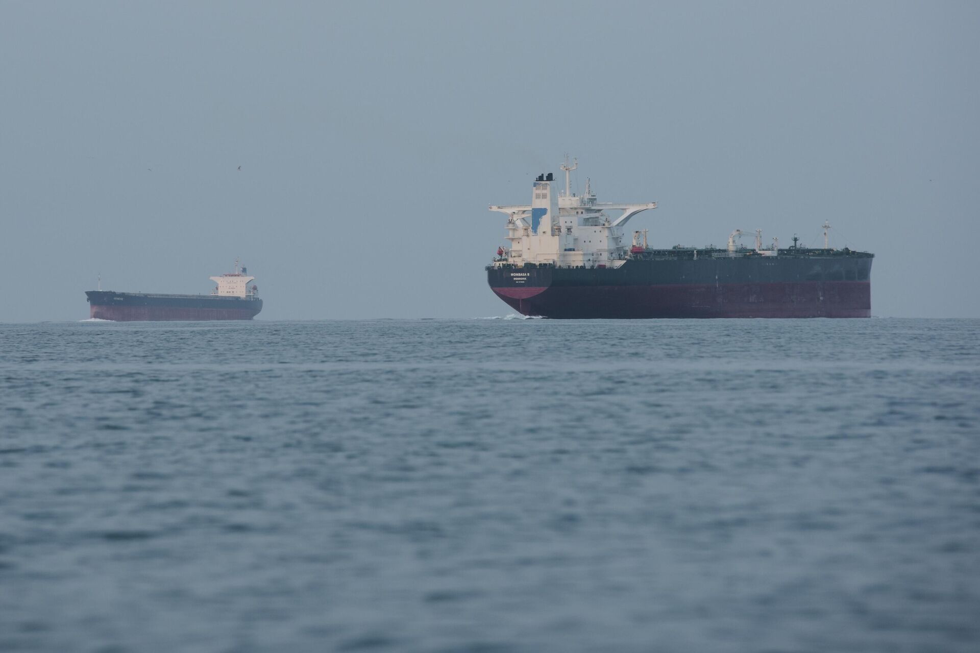 Tankers anchored in the Strait of Hormuz off the coast of Qeshm Island, Iran, April 18, 2026.  - Sputnik Türkiye, 1920, 07.06.2026