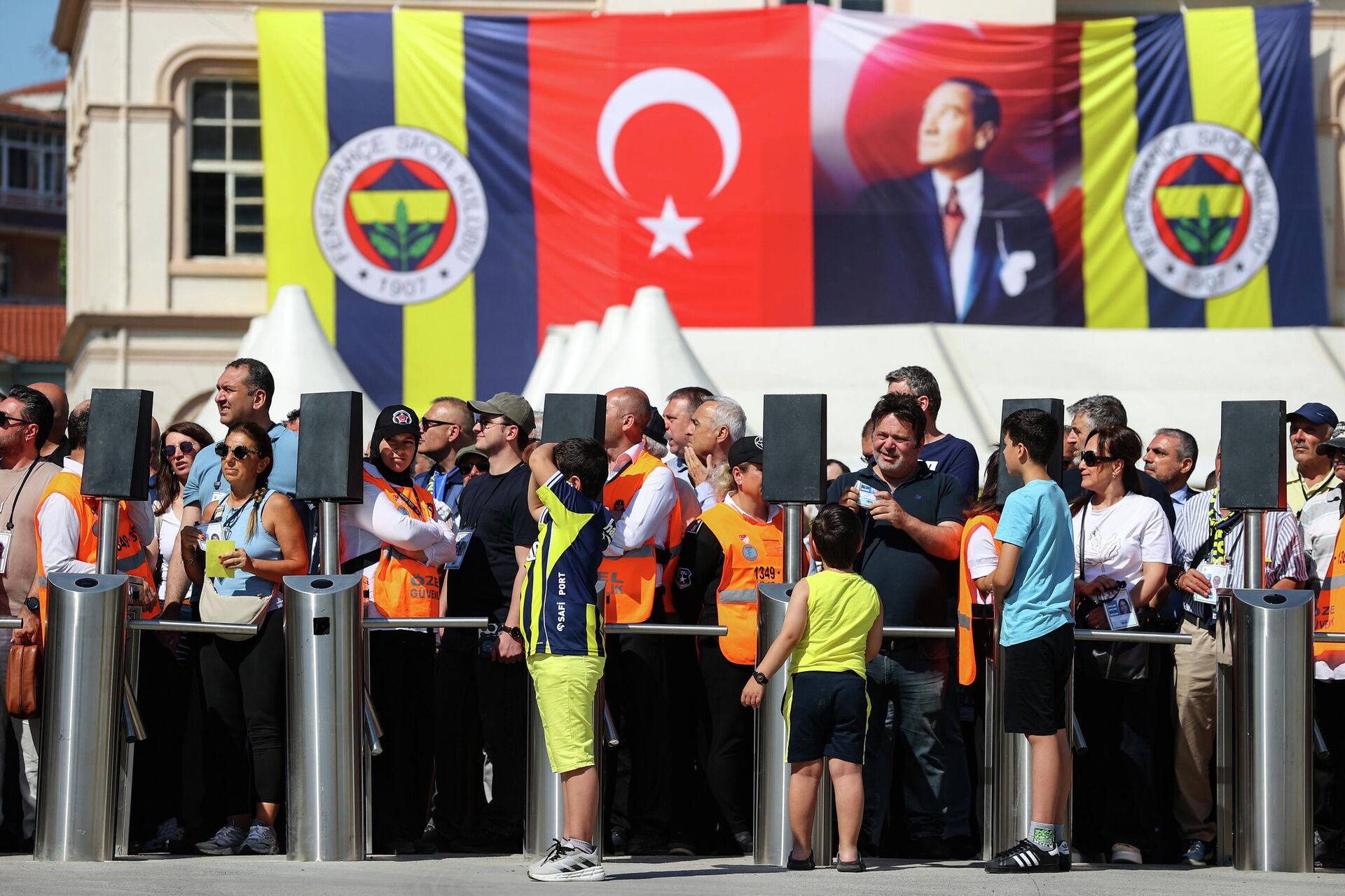 Fenerbahçe başkanını seçiyor Fenerbahçe başkanını seçiyor - Sputnik Türkiye, 1920, 07.06.2026