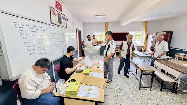 Türkiye'de ara seçim sandığı kuruldu - Sputnik Türkiye