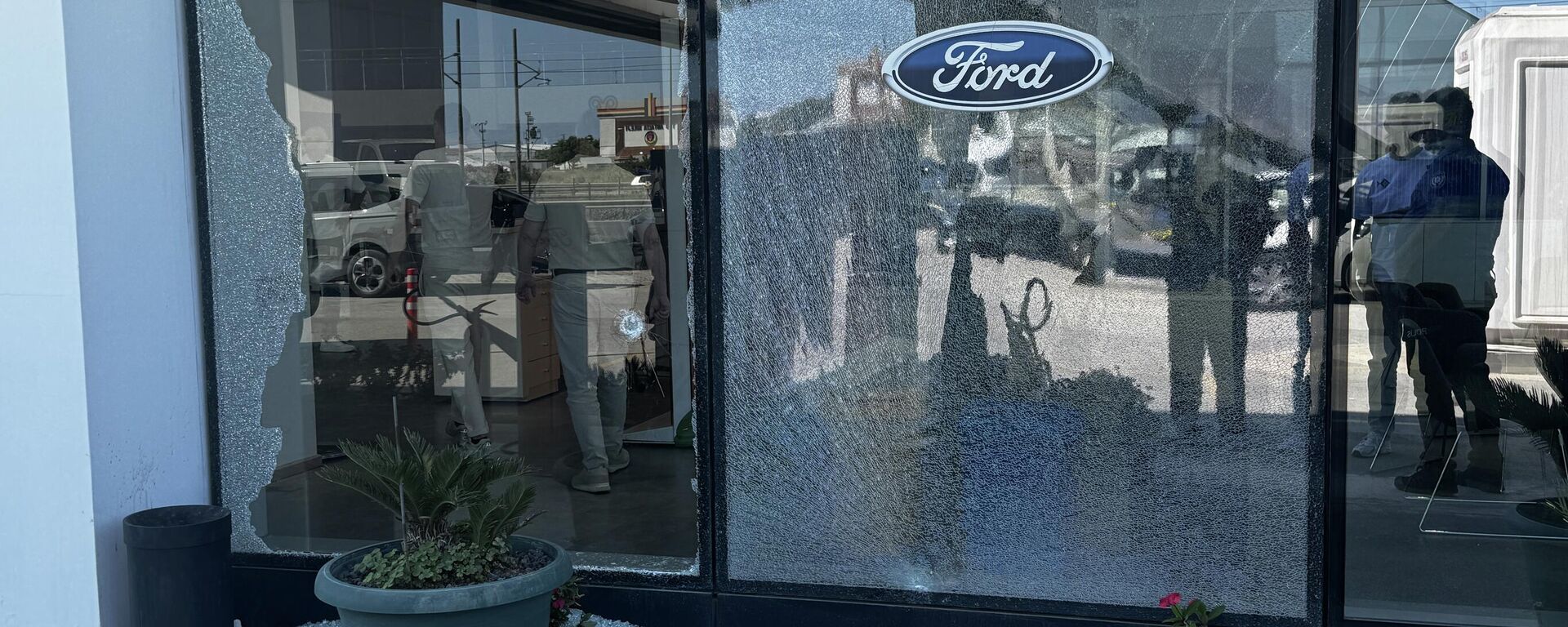 Antalya'nın Kepez ilçesinde Ford Otokoç yetkili servisine yüzü kapalı bir kişi tarafından silahla ateş açıldı - Sputnik Türkiye, 1920, 07.06.2026