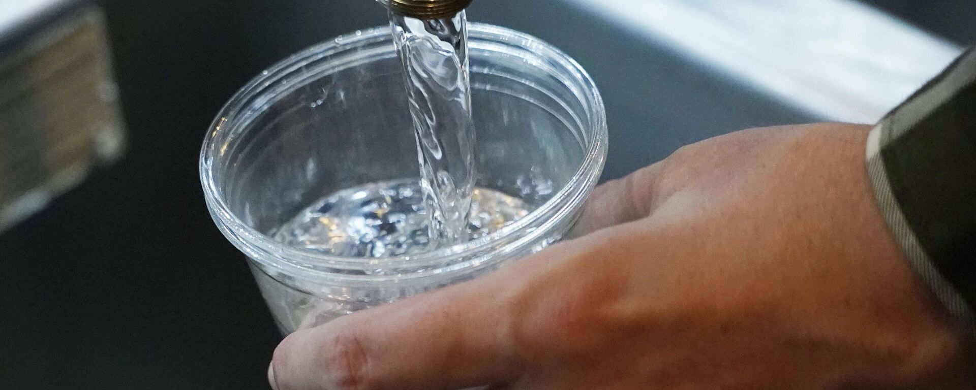 A cup of water is drawn from a faucet at Johnny T's Bistro and Blues, a midtown Jackson, Miss., restaurant and entertainment venue, Thursday, Sept. 1, 2022 - Sputnik Türkiye, 1920, 08.06.2026