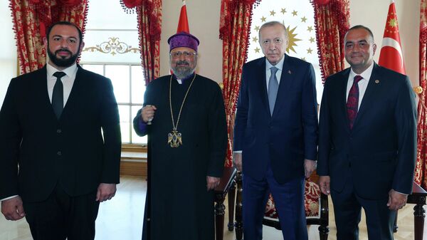Cumhurbaşkanı Recep Tayyip Erdoğan, AK Parti İstanbul Milletvekili Sevan Sıvacıoğlu ve Türkiye Ermenileri Patriği Sahak Maşalyan - Sputnik Türkiye