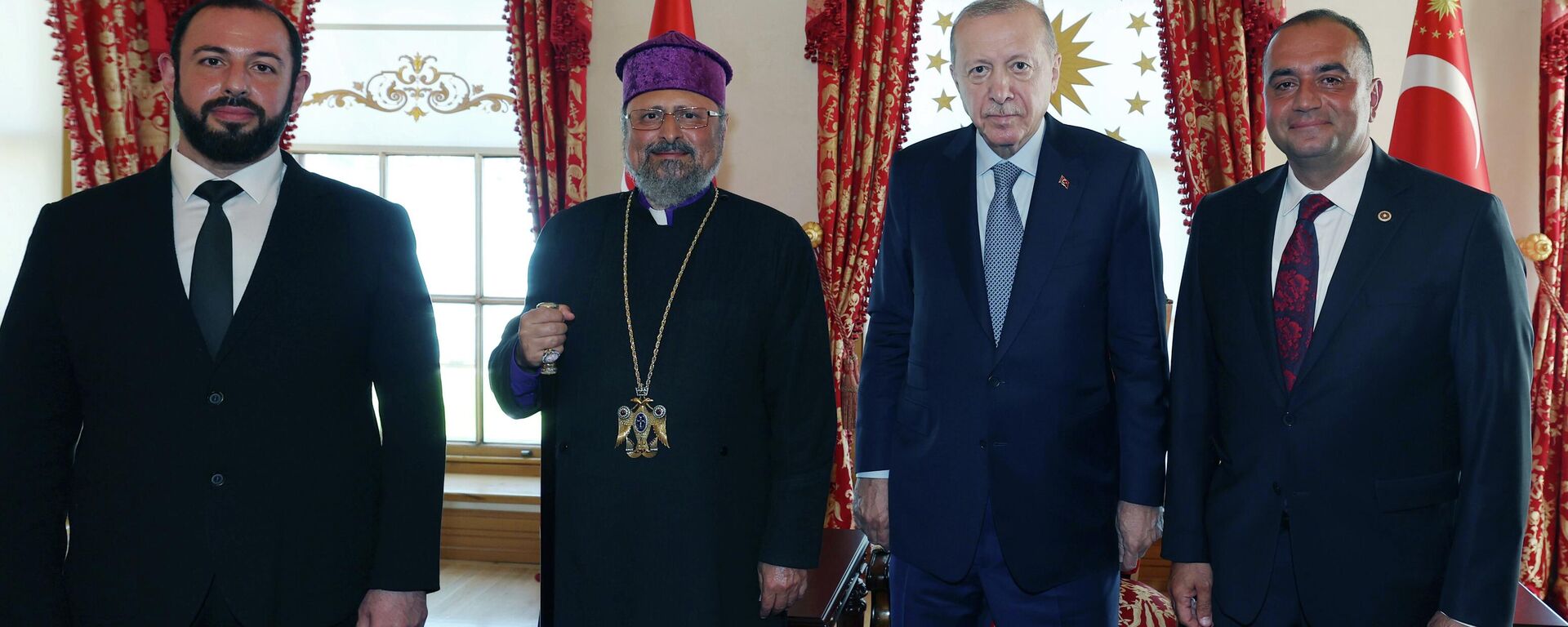 Cumhurbaşkanı Recep Tayyip Erdoğan, AK Parti İstanbul Milletvekili Sevan Sıvacıoğlu ve Türkiye Ermenileri Patriği Sahak Maşalyan - Sputnik Türkiye, 1920, 08.06.2026