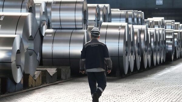 A steel worker walks beside steel coils during a visit of EU Commissioner for Prosperity and Industrial Strategy Stephane Sejourne at the Thyssenkrupp steelworks in Duisburg, Germany, on March 20, 2025.  - Sputnik Türkiye