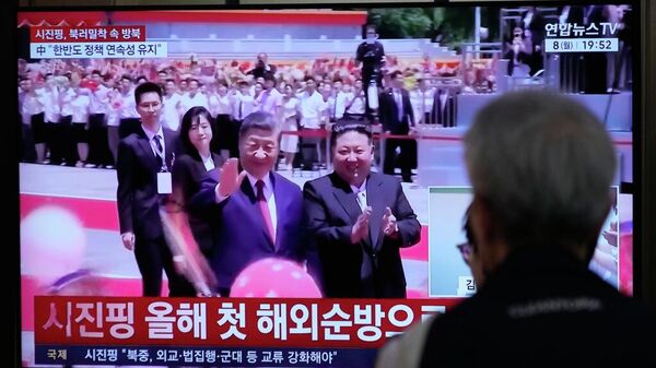 Çin Devlet Başkanı Şi Cinping Pyongyang'da Kuzey Kore lideri Kim Jong Un ile - Sputnik Türkiye