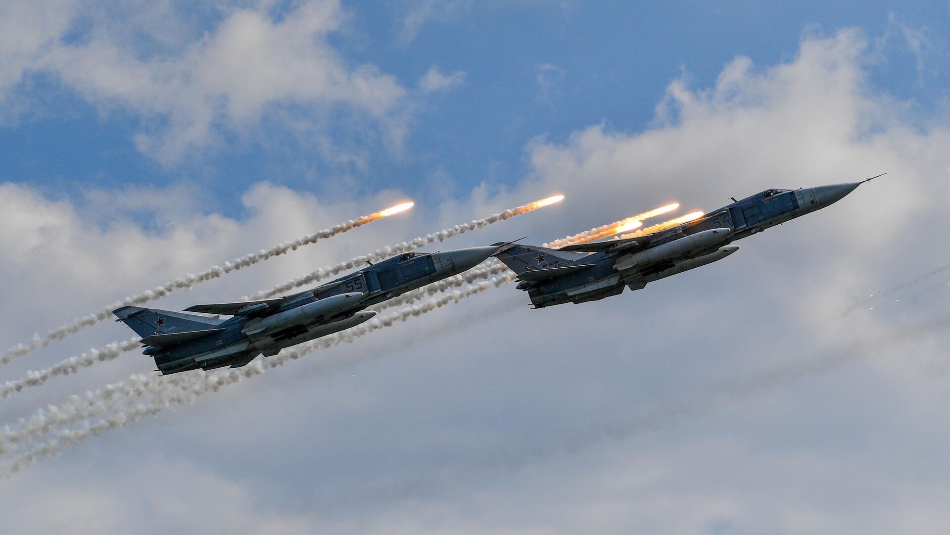 Фронтовые бомбардировщики Су-24М на репетиции парада ко Дню Военно-морского флота РФ в Севастополе Фронтовые бомбардировщики Су-24М на репетиции парада ко Дню Военно-морского флота РФ в Севастополе - Sputnik Türkiye, 1920, 09.06.2026