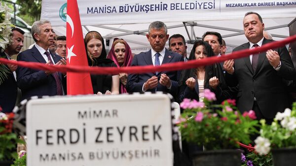 Manisa'da elektrik akımına kapılarak yaşamını yitiren eski Büyükşehir Belediye Başkanı Ferdi Zeyrek için vefatının birinci yılında anıldı - Sputnik Türkiye