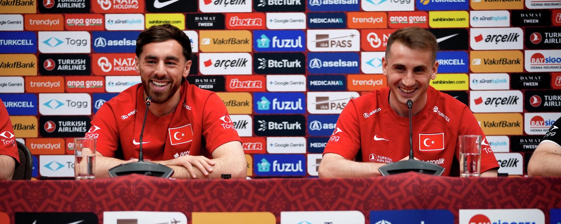 A Milli Futbol Takımı oyuncuları Aktürkoğlu ve Kökçü, gazetecilerin sorularını cevapladı  - Sputnik Türkiye, 1920, 11.06.2026
