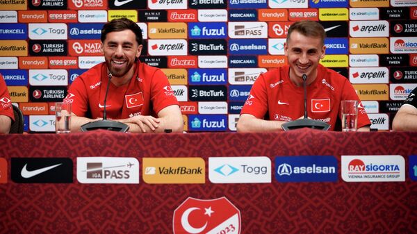 A Milli Futbol Takımı oyuncuları Aktürkoğlu ve Kökçü, gazetecilerin sorularını cevapladı  - Sputnik Türkiye