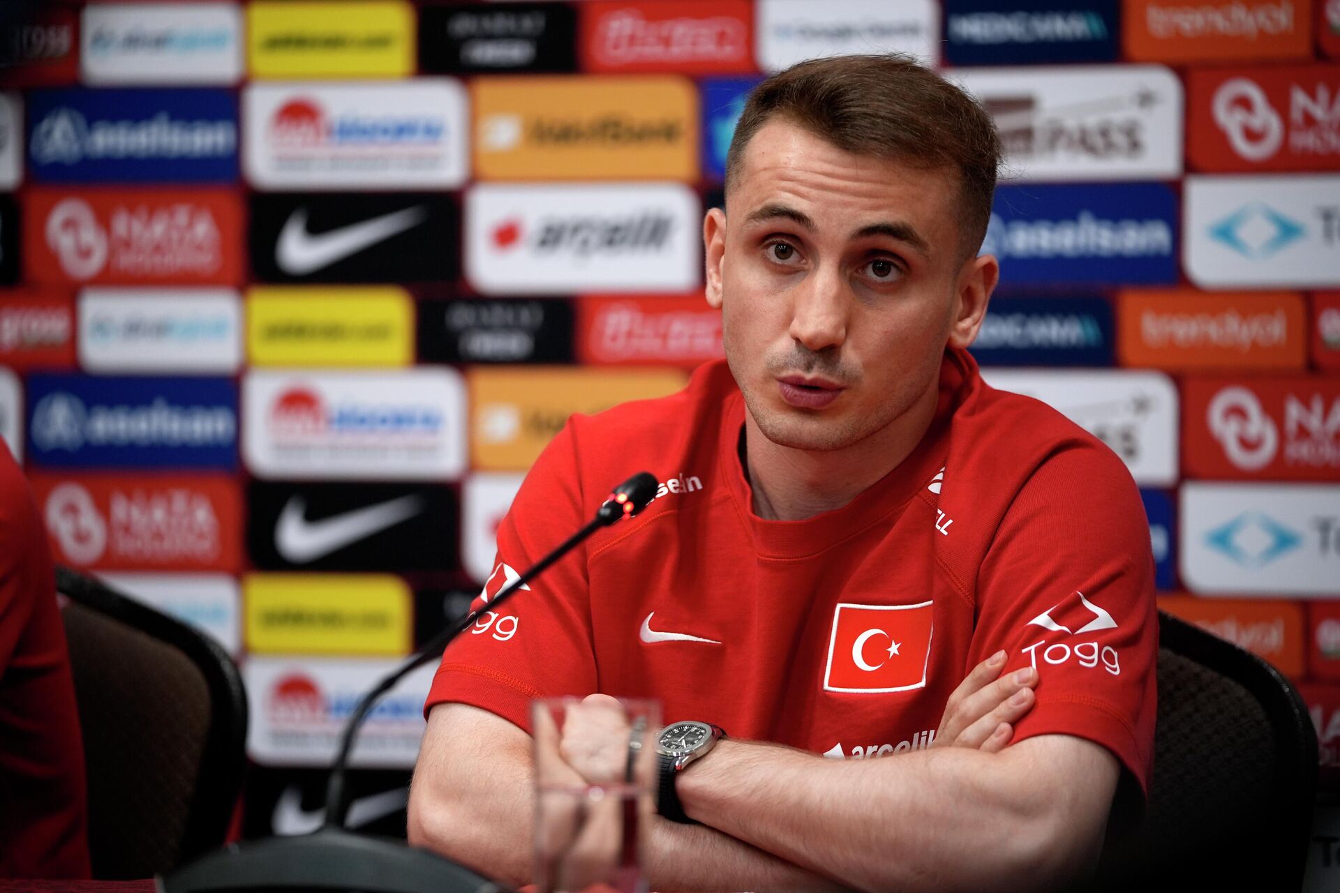 A Milli Futbol Takımı oyuncuları Aktürkoğlu ve Kökçü, gazetecilerin sorularını cevapladı  - Sputnik Türkiye, 1920, 11.06.2026