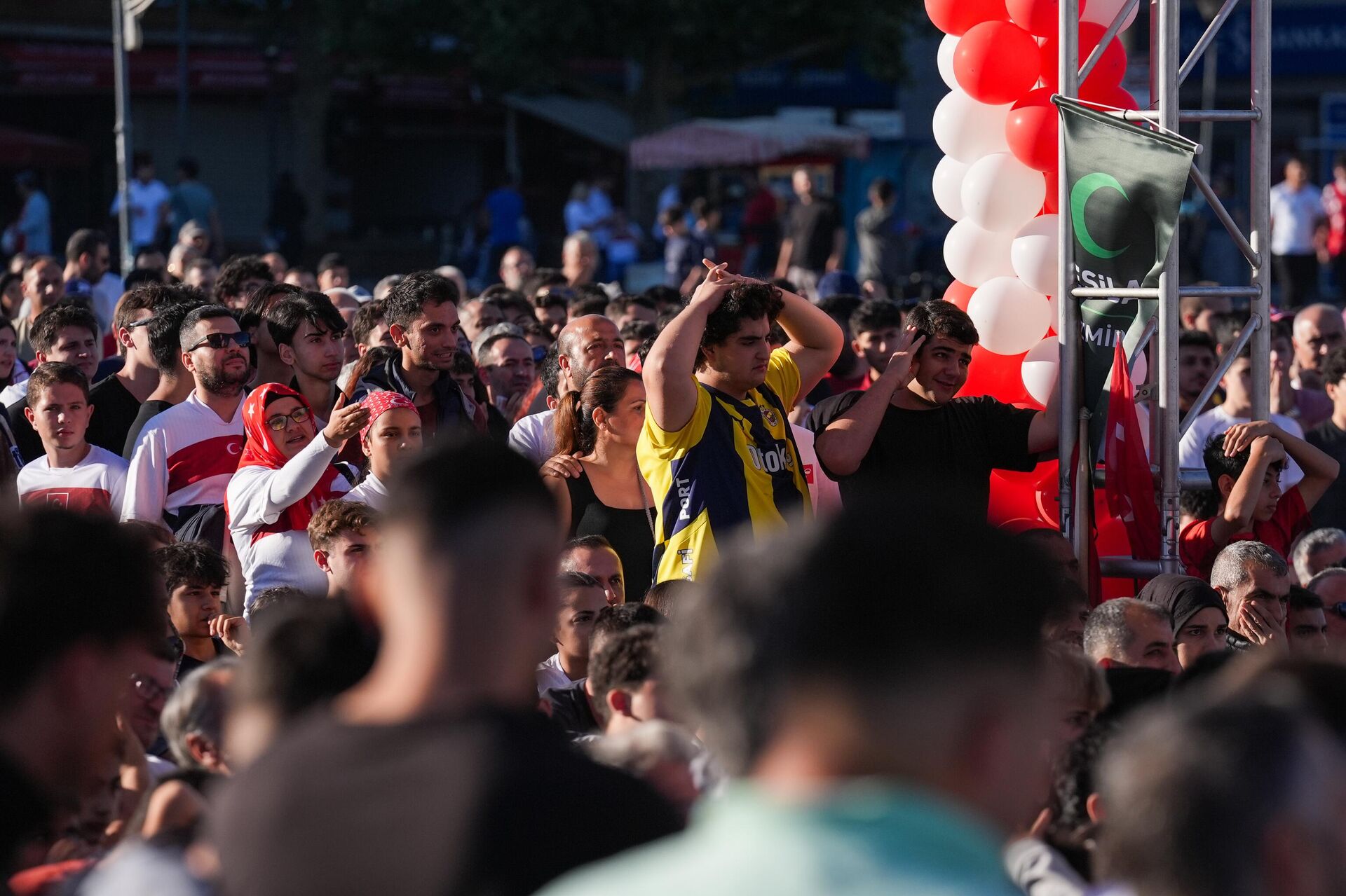 Türkiye'de milli maç heyecanı: Meydanlara koştular Türkiye'de milli maç heyecanı: Meydanlara koştular - Sputnik Türkiye, 1920, 14.06.2026