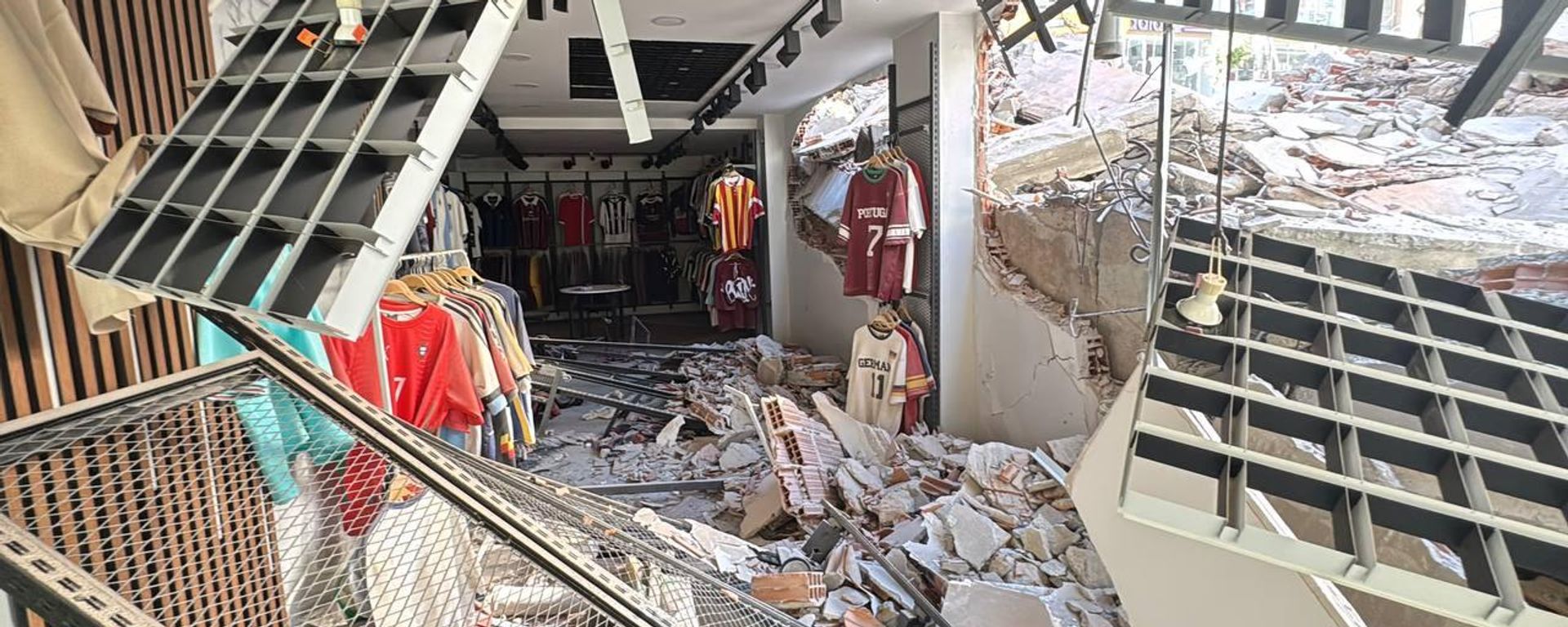 Güngören'de kentsel dönüşüm kapsamında yıkımı yapılan 5 katlı apartmanın çökmesi sonucu kolonları zarar gören bitişiğindeki 2 bina tahliye edildi - Sputnik Türkiye, 1920, 14.06.2026