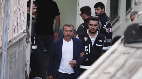 Silivri Belediyesine yönelik usulsüzlük soruşturmasında yakalanan 18 zanlı adliyede - Sputnik Türkiye