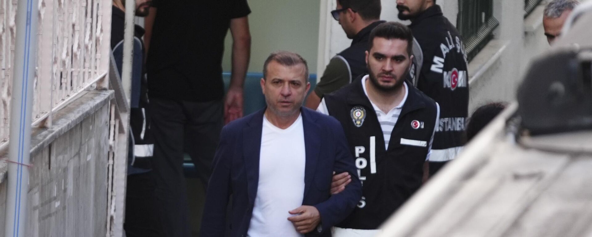 Silivri Belediyesine yönelik usulsüzlük soruşturmasında yakalanan 18 zanlı adliyede - Sputnik Türkiye, 1920, 15.06.2026