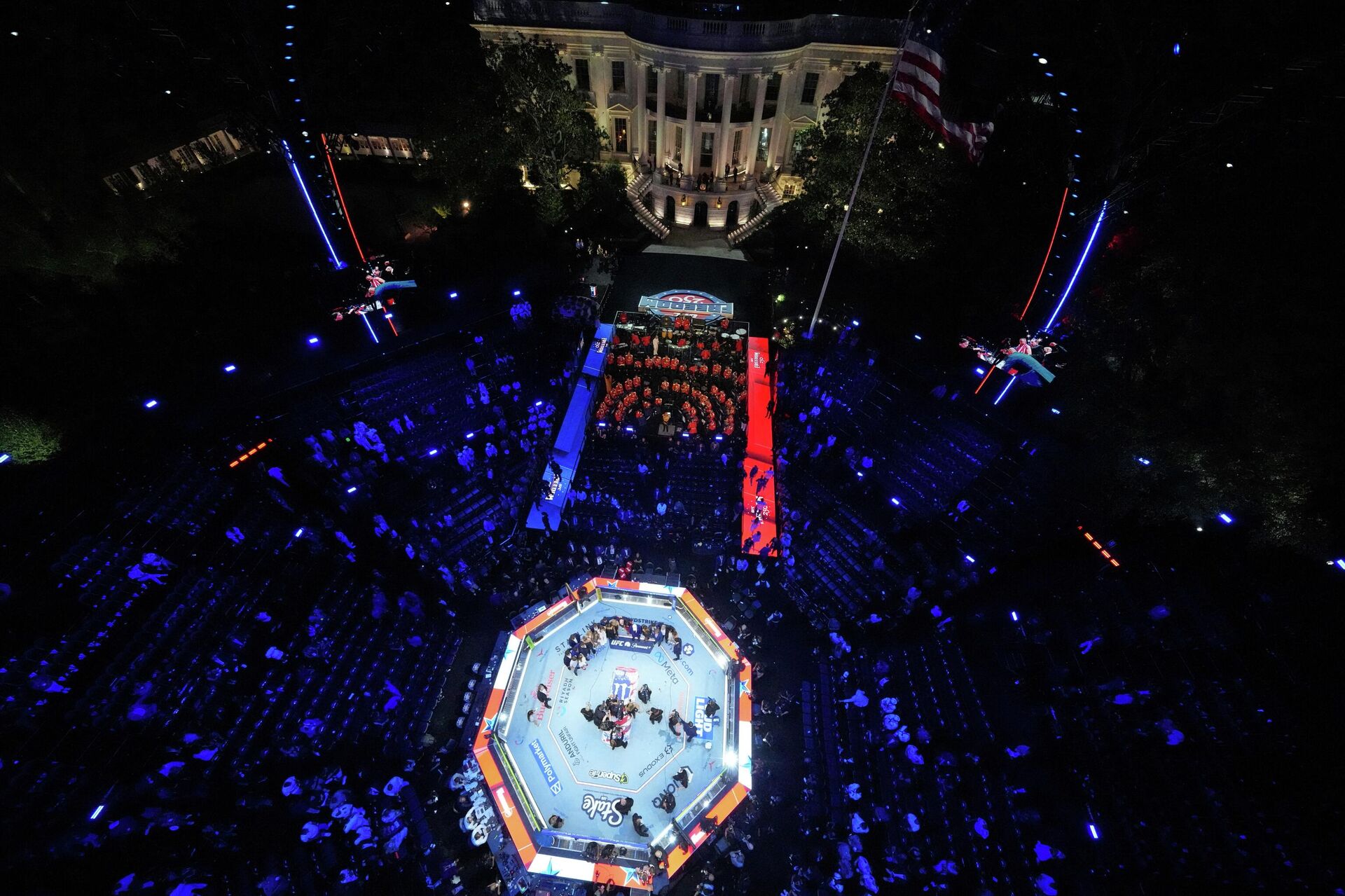 Trump, Beyaz Saray bahçesinde UFC gecesine ev sahipliği yaptı - Sputnik Türkiye, 1920, 15.06.2026