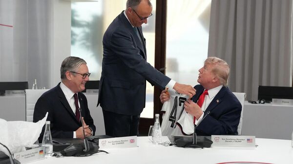 Merz, Trump'a, üstünün yazılı olduğu 47 numaralı Almanya forması hediye etti - Sputnik Türkiye