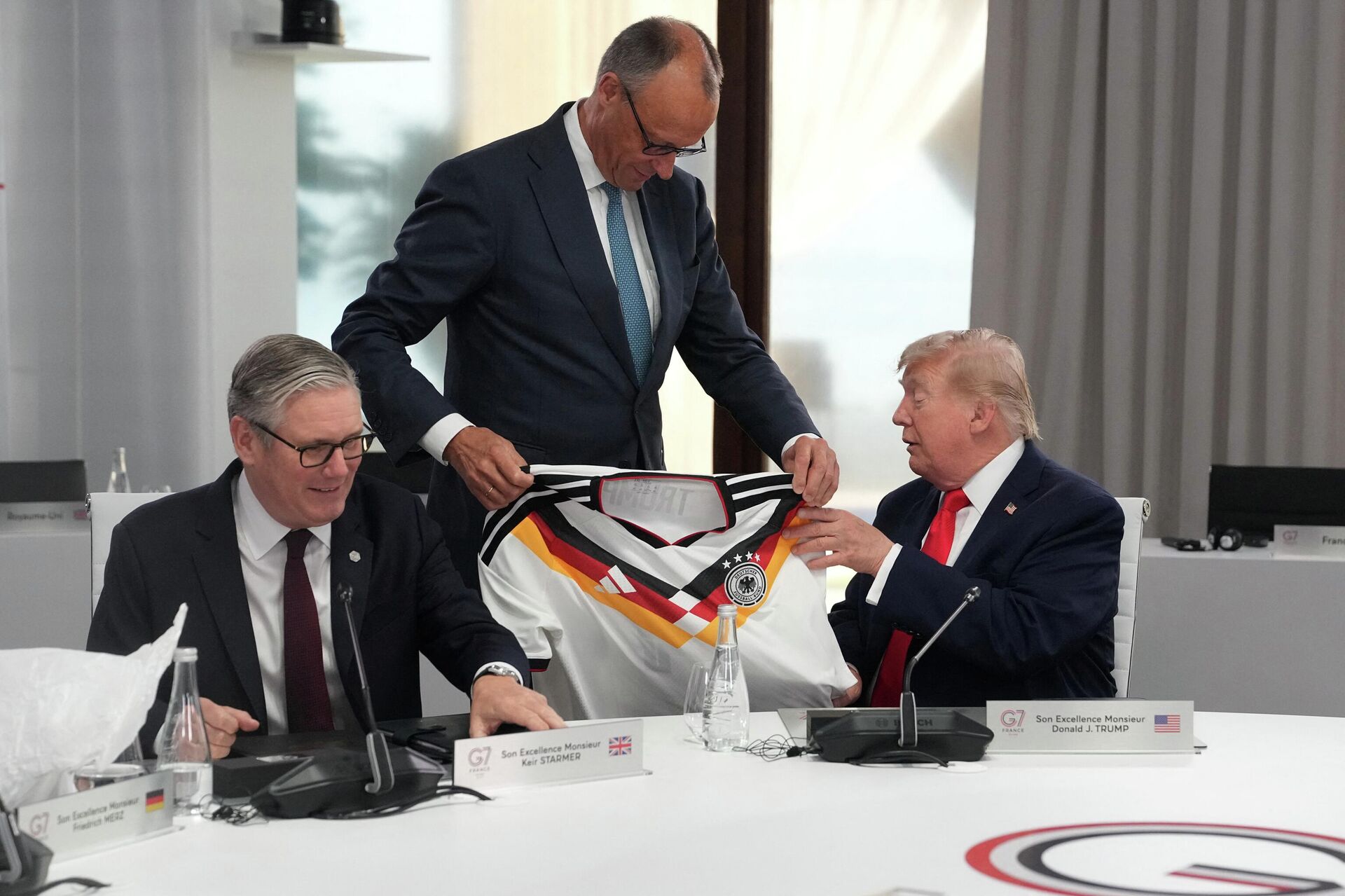 Merz, Trump'a, üstünün yazılı olduğu 47 numaralı Almanya forması hediye etti - Sputnik Türkiye, 1920, 16.06.2026