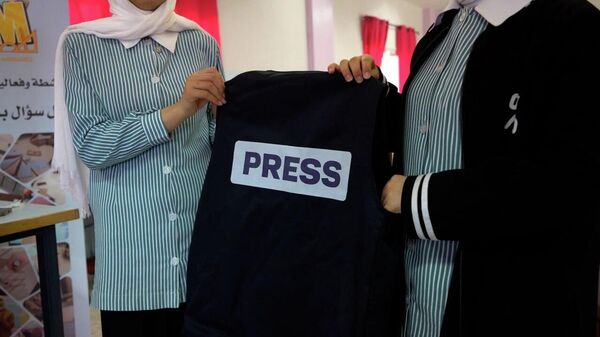 Filistinli öğrencilerden gazetecilere can kurtaran buluş: Akıllı yelek - Sputnik Türkiye