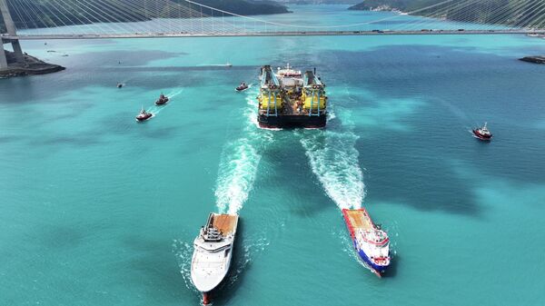 Saipem 7000 İstanbul Boğazı'ndan geçti  - Sputnik Türkiye