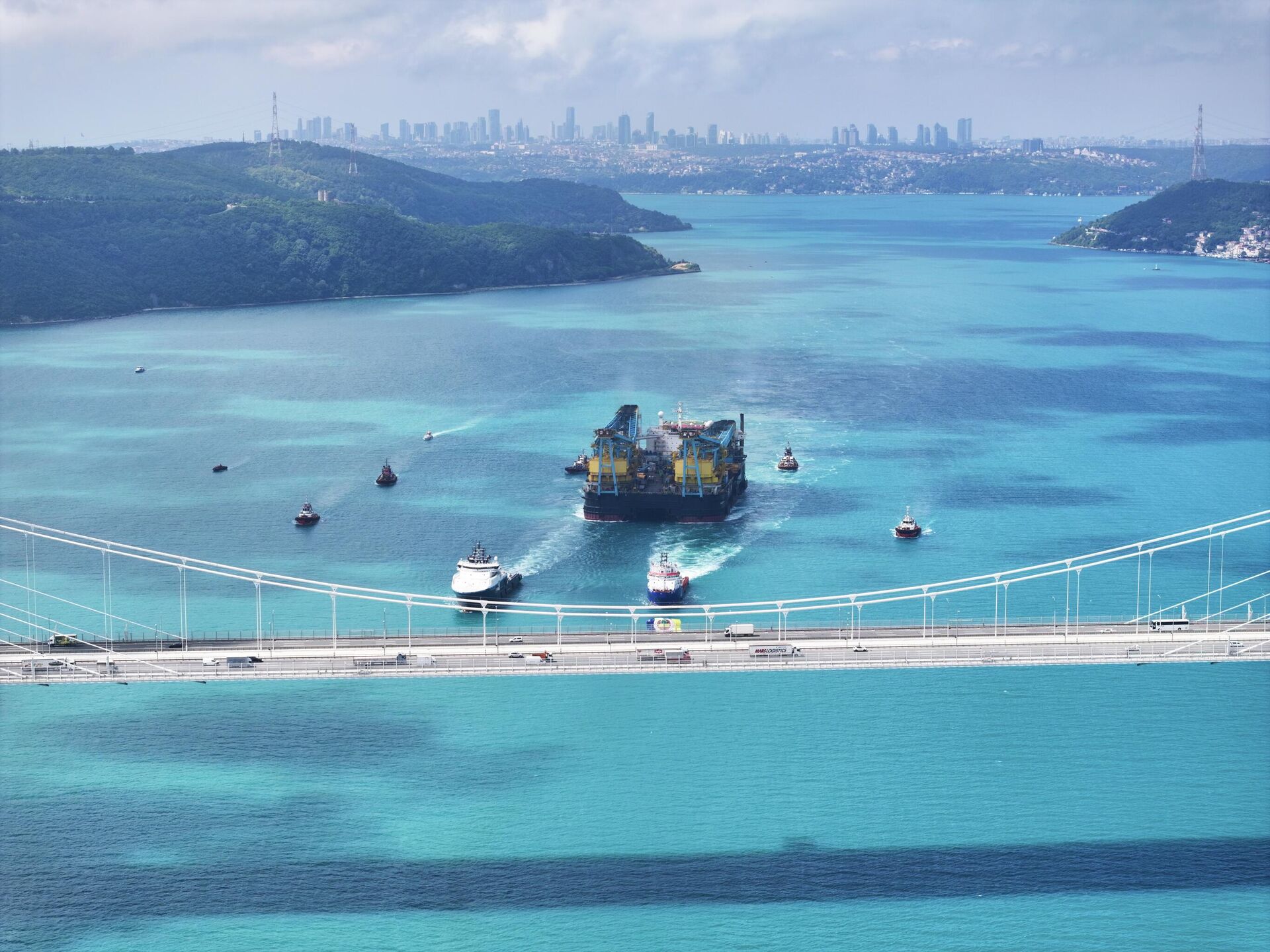 Saipem 7000 İstanbul Boğazı'ndan geçti  - Sputnik Türkiye, 1920, 17.06.2026