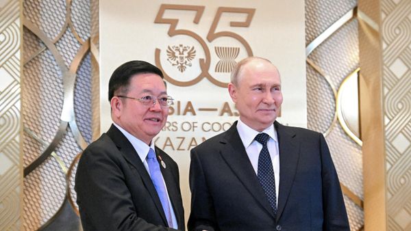Rusya Devlet Başkanı Vladimir Putin, ASEAN Genel Sekreteri Kao Kimhorn, Rusya-ASEAN Zirvesi - Sputnik Türkiye
