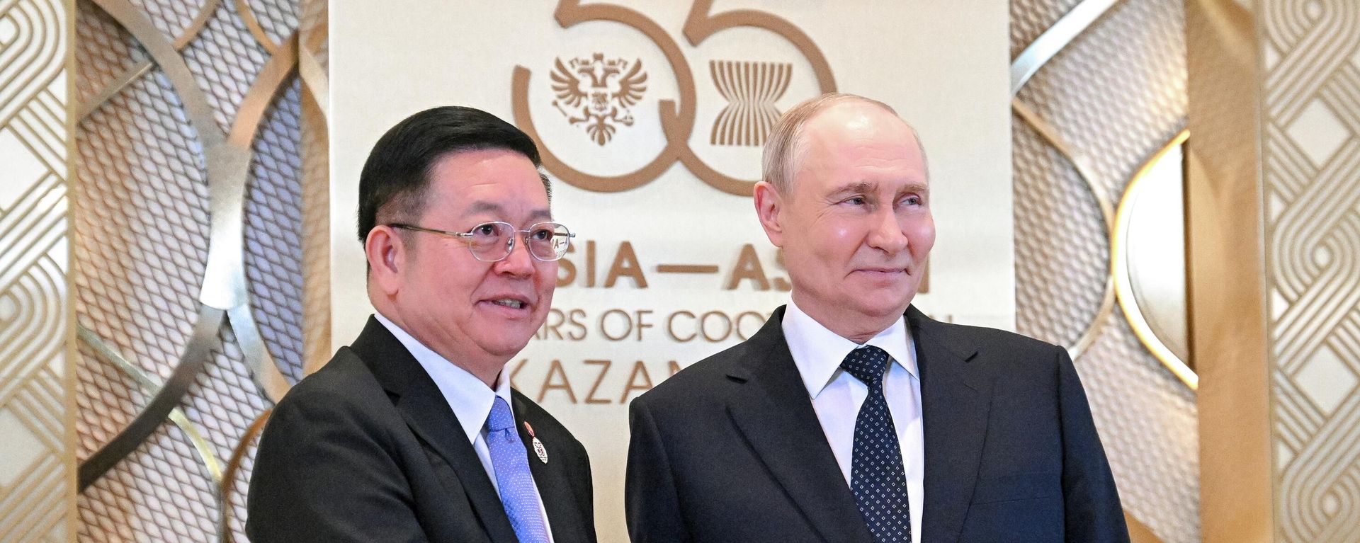 Rusya Devlet Başkanı Vladimir Putin, ASEAN Genel Sekreteri Kao Kimhorn, Rusya-ASEAN Zirvesi - Sputnik Türkiye, 1920, 16.10.2026