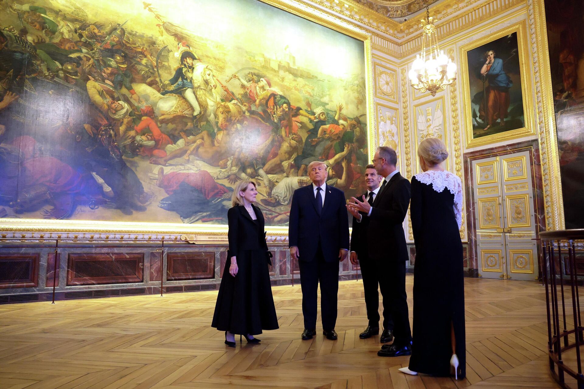 Fransa Cumhurbaşkanı Emmanuel Macron, ABD Başkanı Donald Trump'a Versailles Sarayı'nı gezdirdi - Sputnik Türkiye, 1920, 18.06.2026