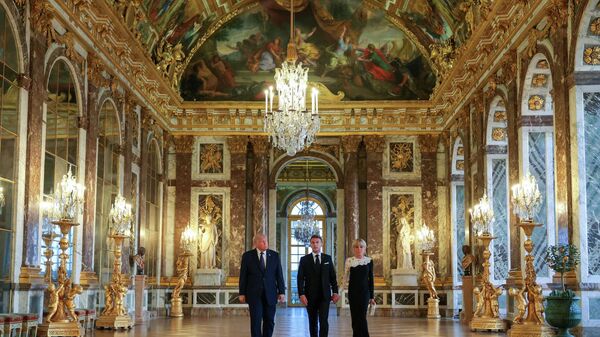 Fransa Cumhurbaşkanı Emmanuel Macron, ABD Başkanı Donald Trump'a Versailles Sarayı'nı gezdirdi - Sputnik Türkiye