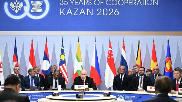 Rusya Devlet Başkanı Vladimir Putin, Kazan'da düzenlenen Rusya-ASEAN zirvesinin genel oturumunda konuştu. - Sputnik Türkiye