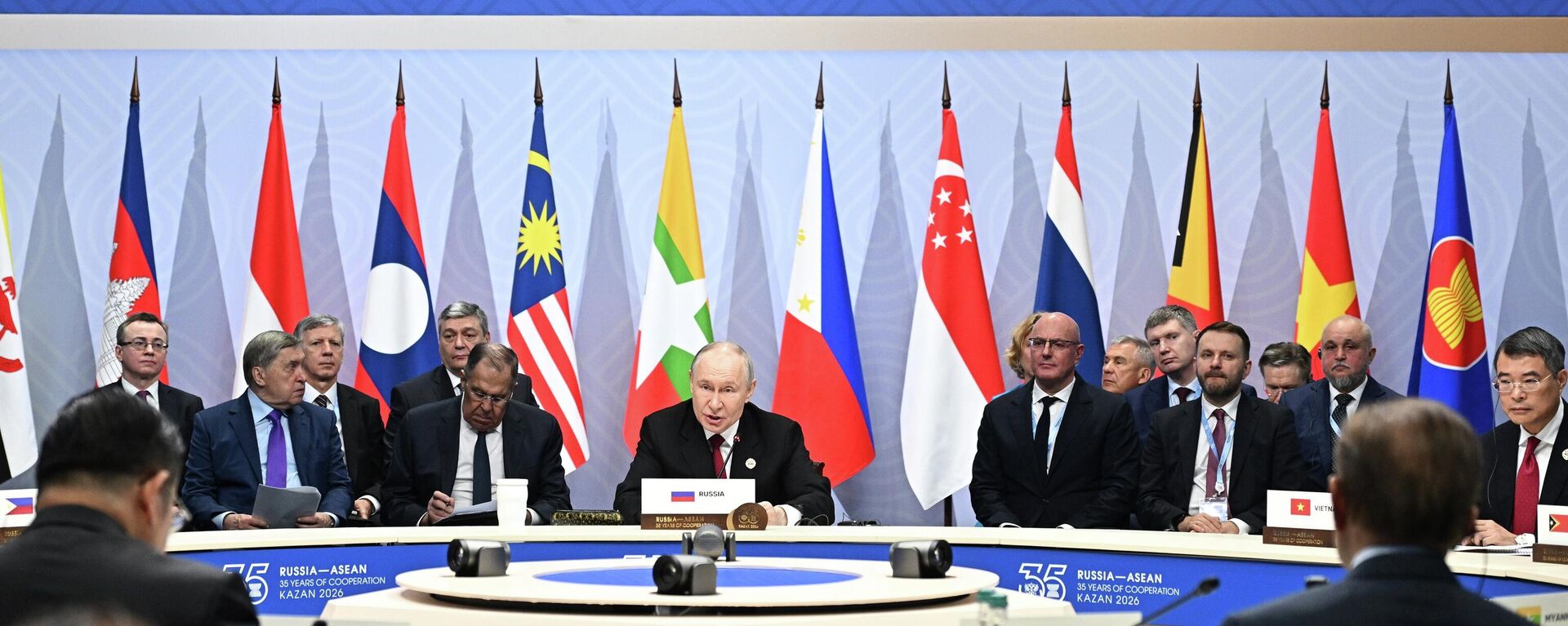 Rusya Devlet Başkanı Vladimir Putin, Kazan'da düzenlenen Rusya-ASEAN zirvesinin genel oturumunda konuştu. - Sputnik Türkiye, 1920, 18.06.2026