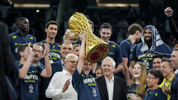 Fenerbahçe Beko, Basketbol Süper Ligi'nde 13. kez kupayı kaldırdı - Sputnik Türkiye